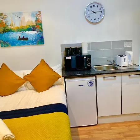 London Studio Apartments, Private Bathroom, Kitchenette, Parking, Np4